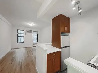 226 E 74th St APT 3C, New York, NY 10021