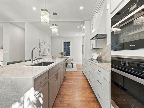 4th image of 222 Putnam Ave