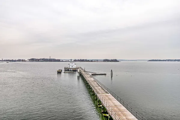 Sold by Century 21 Marciano | media 42