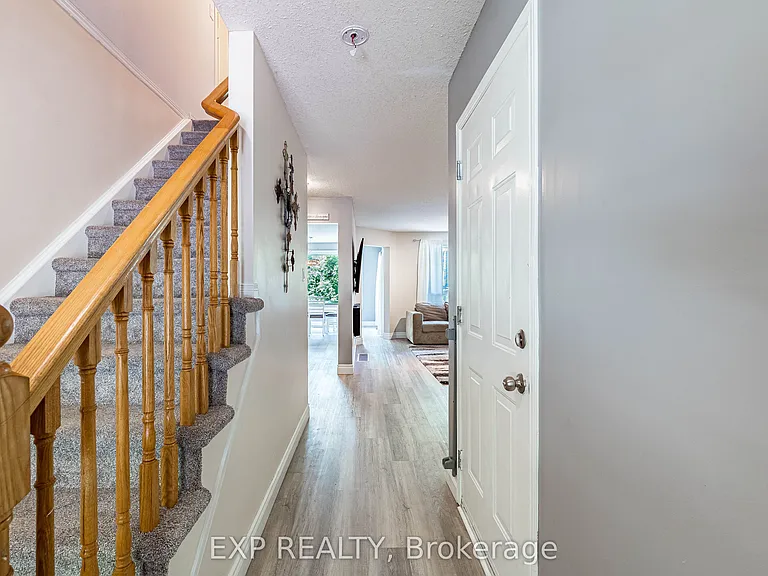 63 Wood Grove Cres — Photo 4