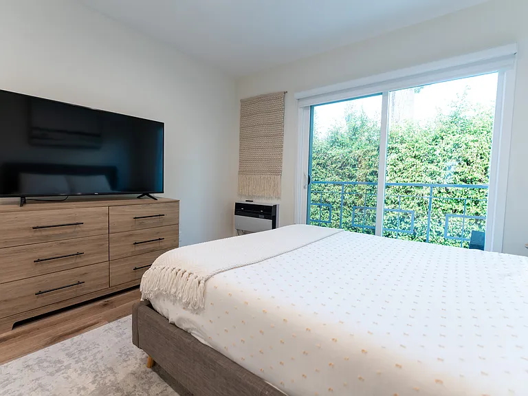 1020 N Laurel Ave #7 — Photo 3