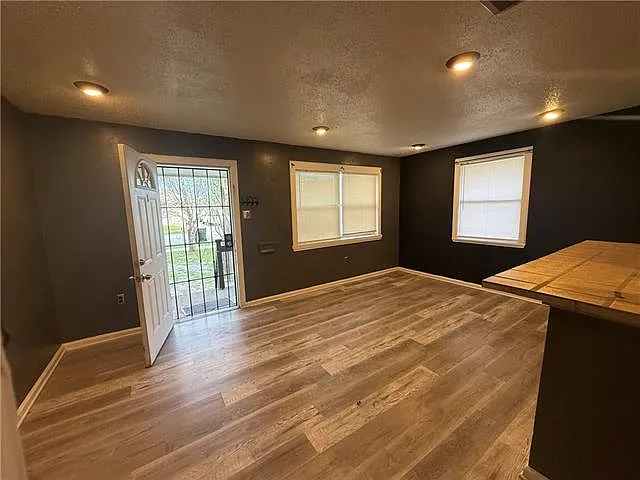 Building Photo - 4828 Eastview Dr