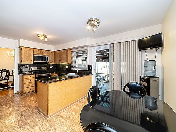 5th image of 211 Knollwood St