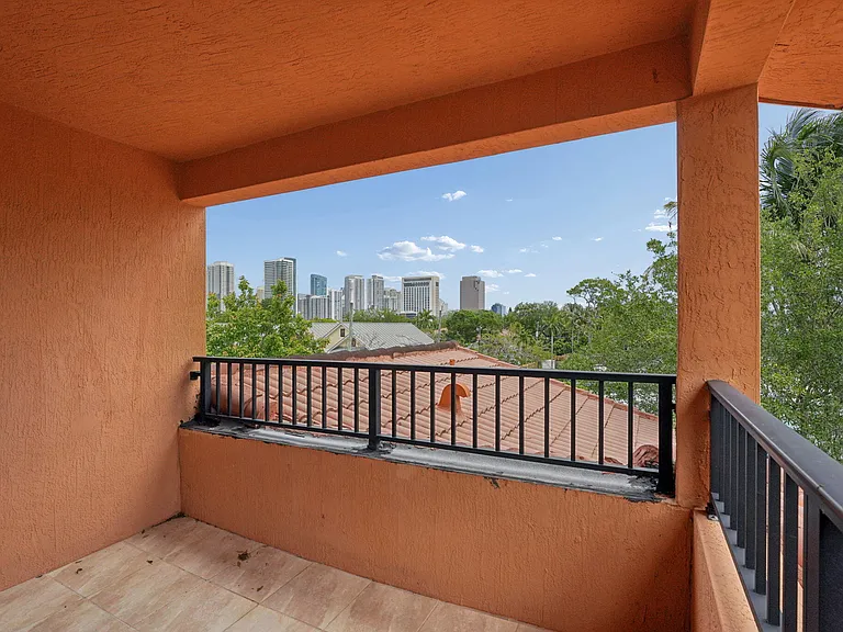 819 SW 7th Ave — Photo 33