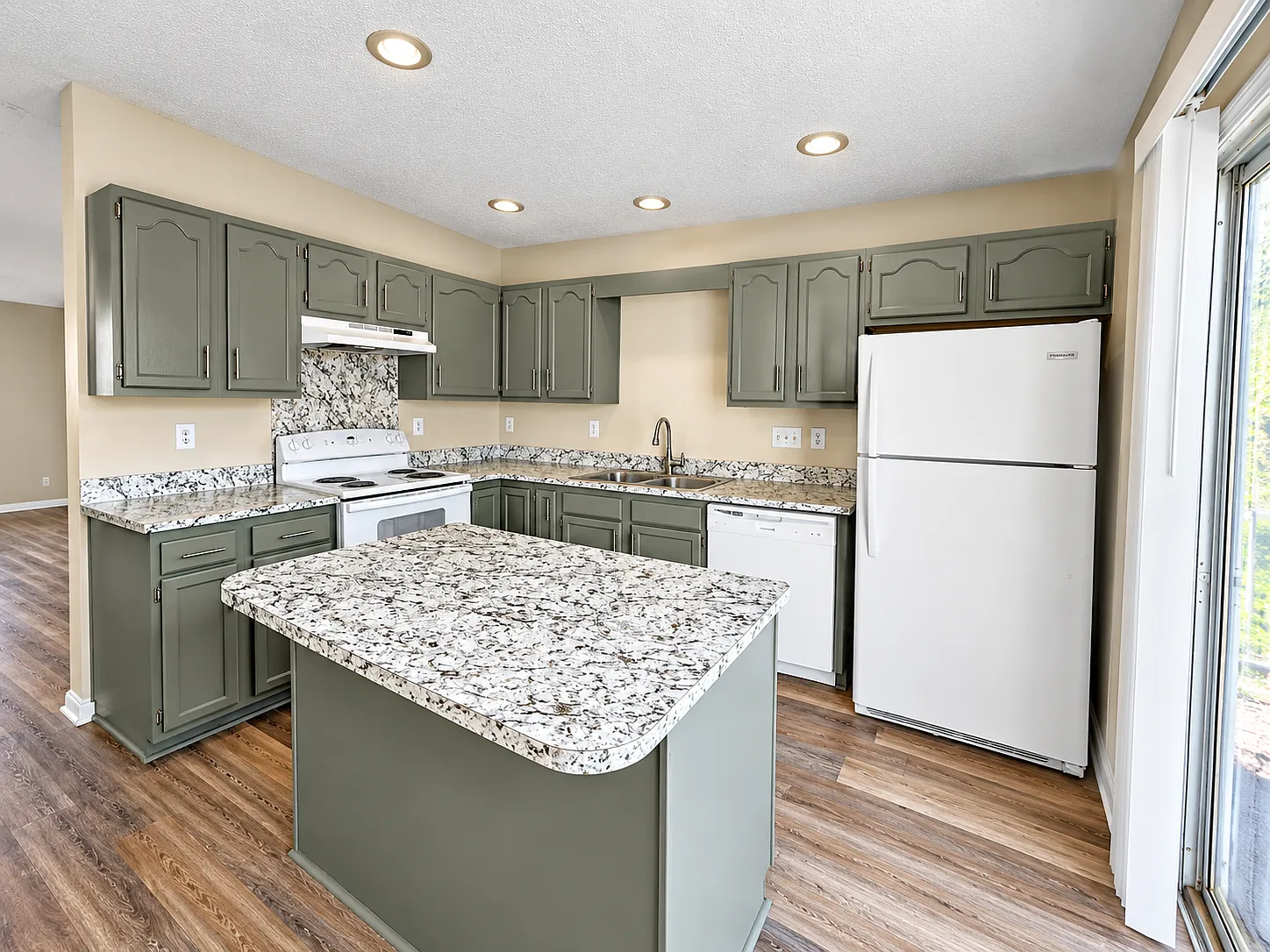 3 bed, 1224 sqft, $1,800 — Photo 3