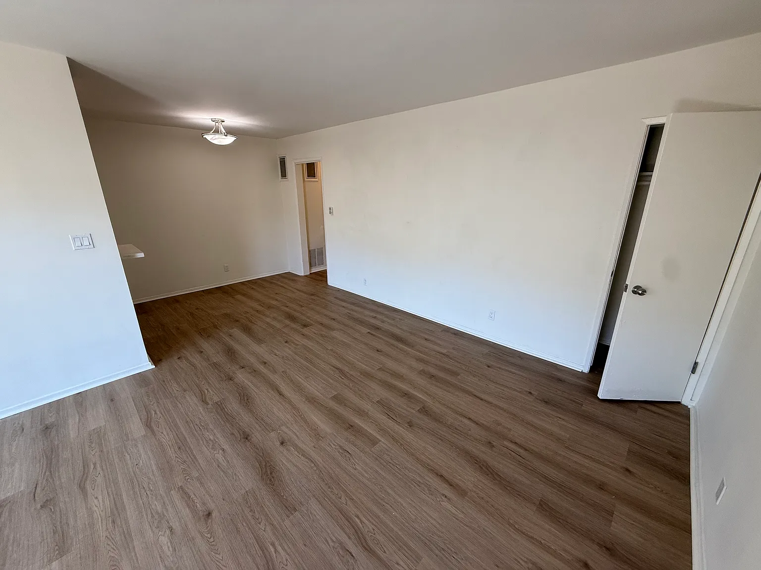 2 bed, 1000 sqft, $3,000 — Photo 2