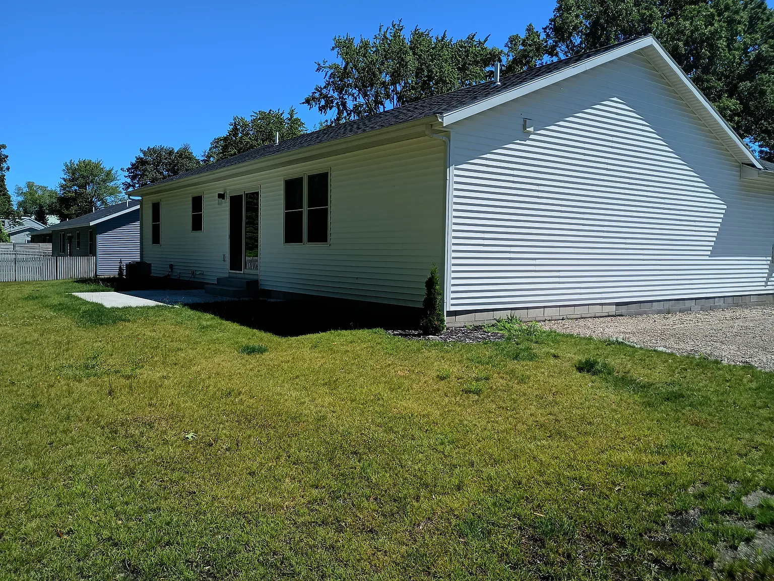 3 bed, 1177 sqft, $2,300 — Photo 2