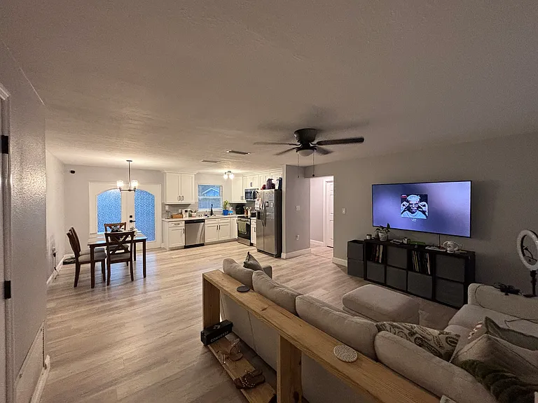 2517 Hathaway Dr — Photo 2