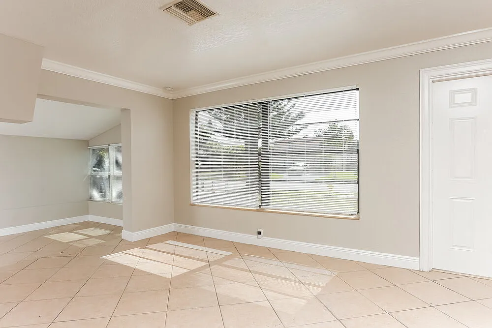 3 bed, 1.0 bath, 900 sqft, $2,480 — Photo 4