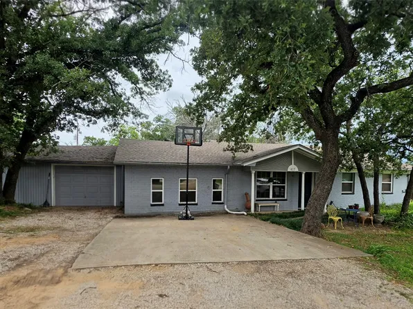 417 Cedarwood St, Azle, TX 76020