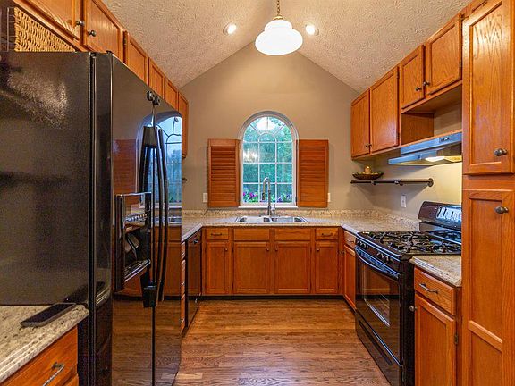3rd image of 215 Hildebrant Dr
