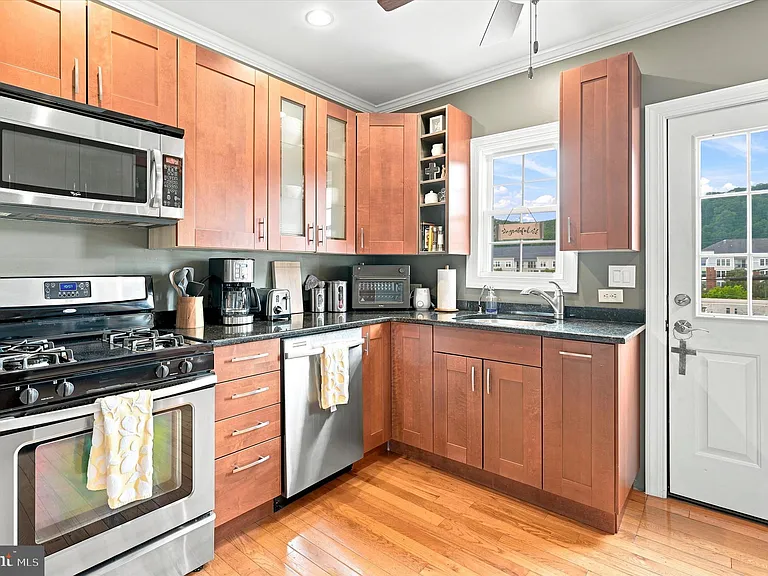 357 E Hector St — Photo 7