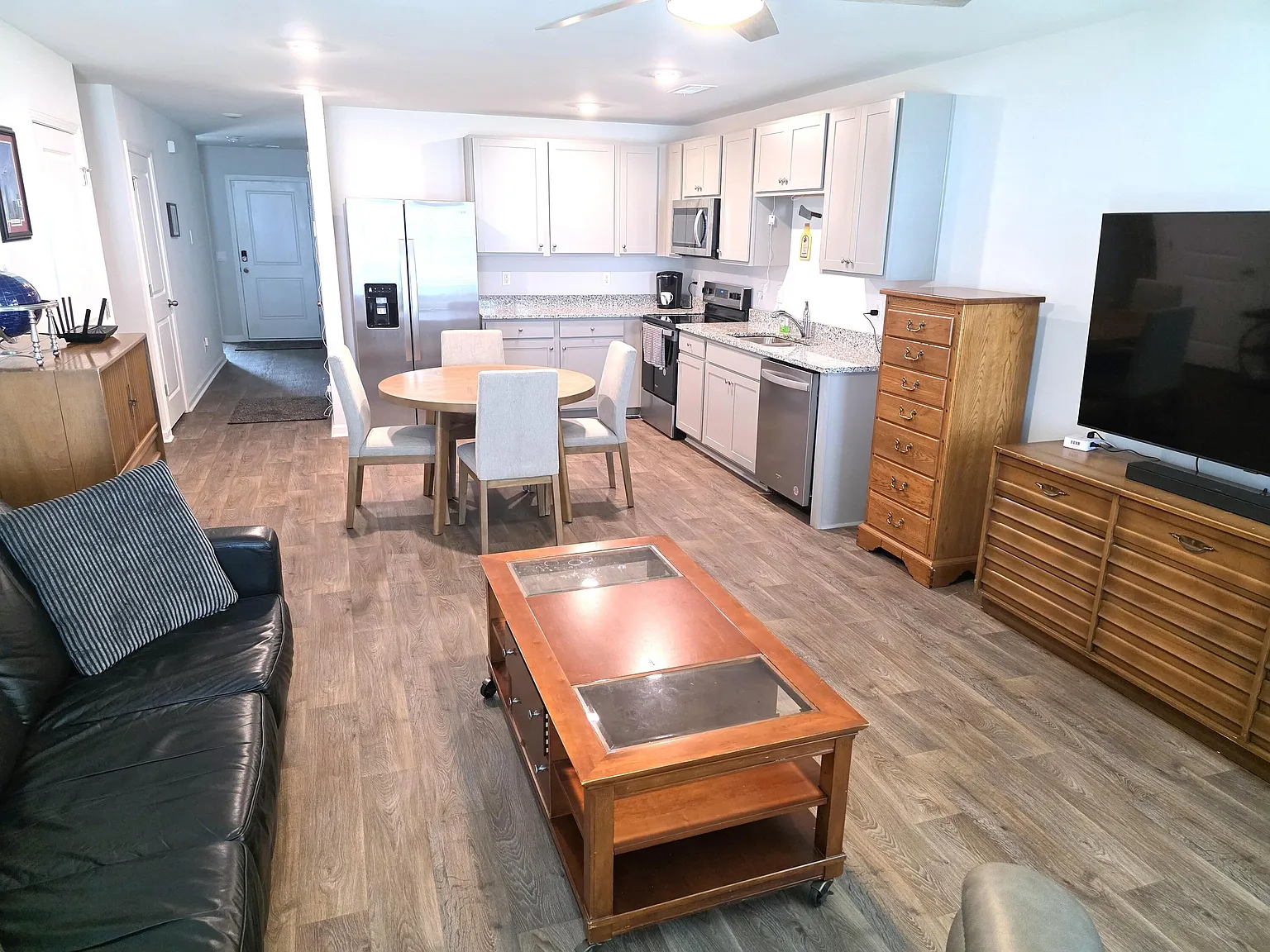 3 bed, 2.0 bath, 1183 sqft, $2,000 — Photo 3