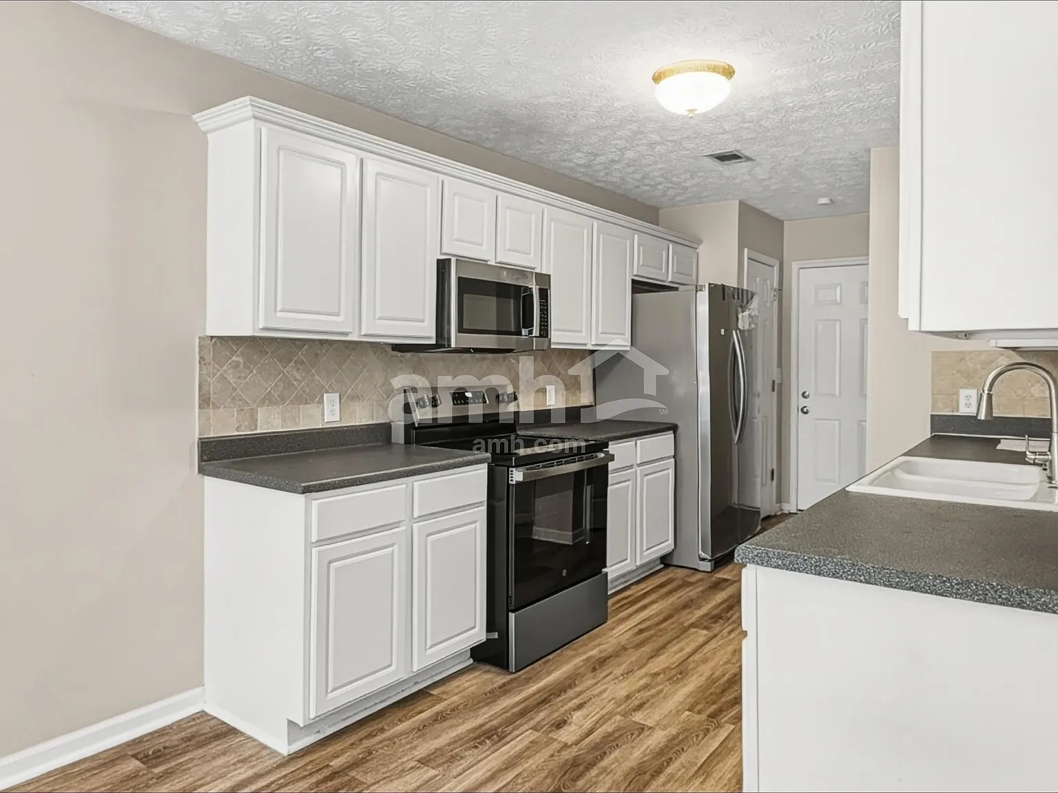 3 bed, 2.0 bath, 1243 sqft, $2,015 — Photo 3