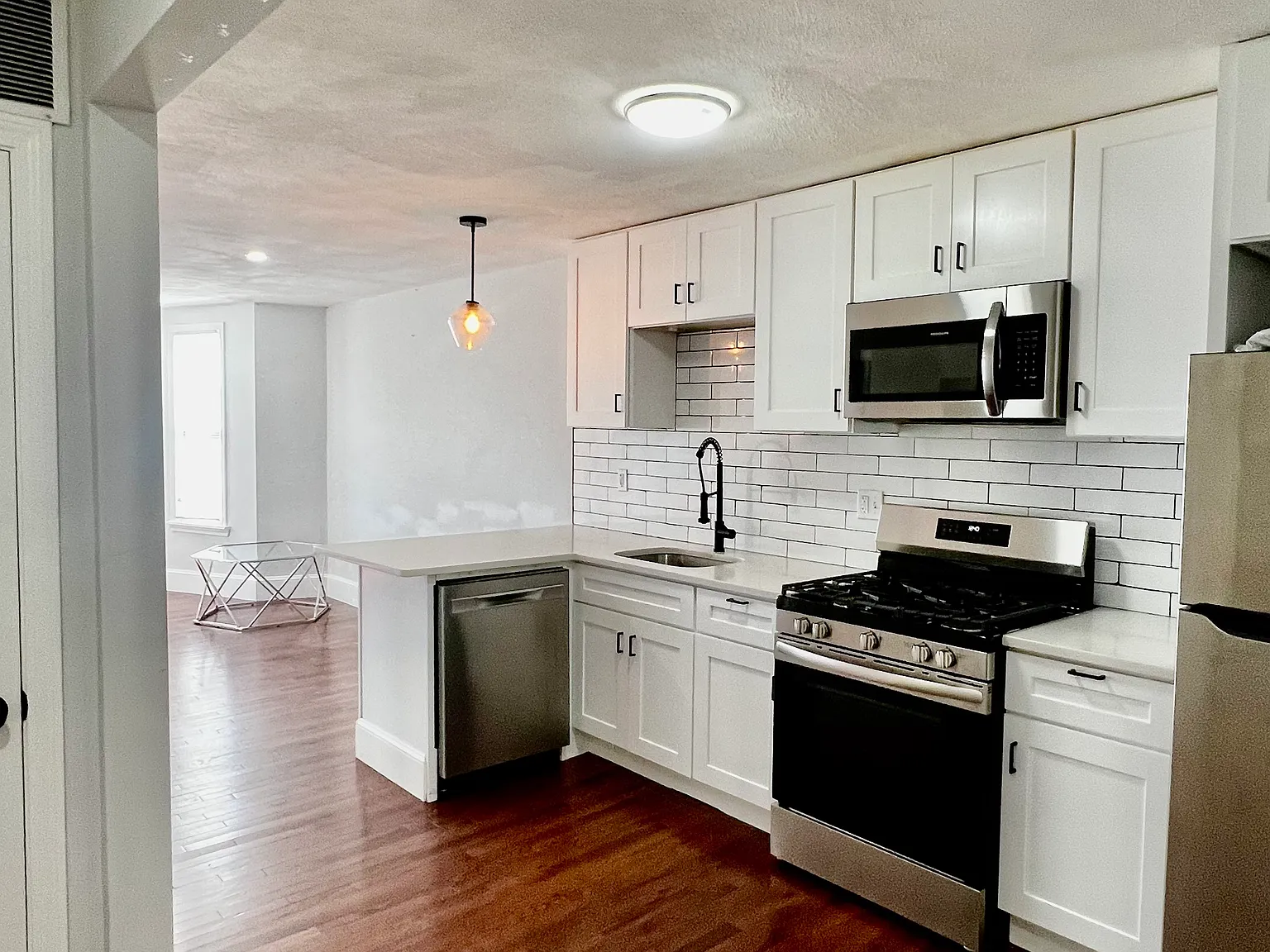 4 bed, $3,500 — Photo 1