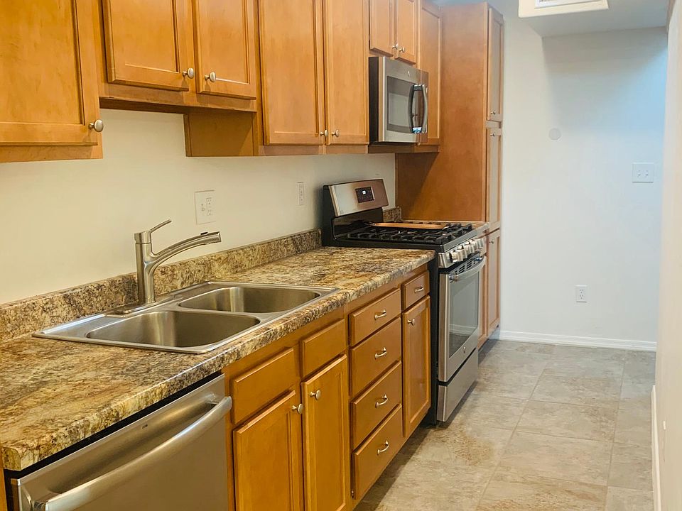 Lots of cabinets and pantry. Gas range, MW, DW and Fridge
