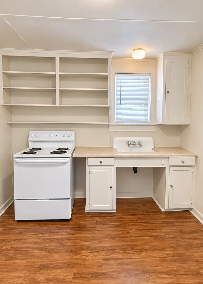 *Move In Special $500 Off First Months Rent* 1 Bed 1 Bath House Near Downtown — Photo 3