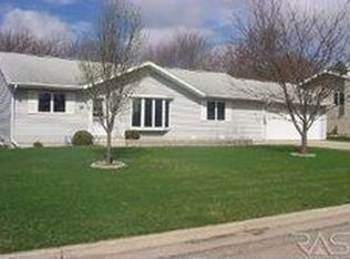 508 S Elizabeth Ave, Hills, MN 56138