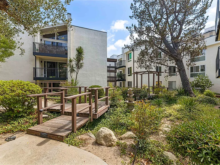 1340 S Beverly Glen Blvd #202 — Photo 30