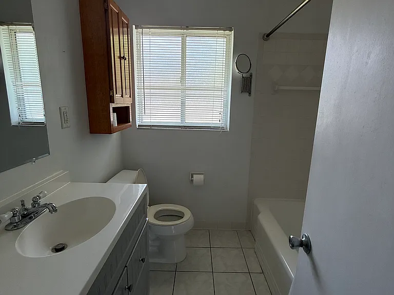 901 NW 20th Ter — Photo 10