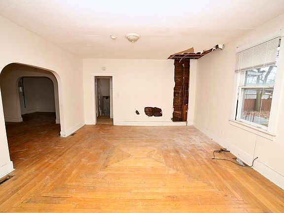 4th image of 217 W 15th St