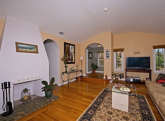 Living Rm w/Barrel Ceiling, Hardwood Floors & Dual Fireplace