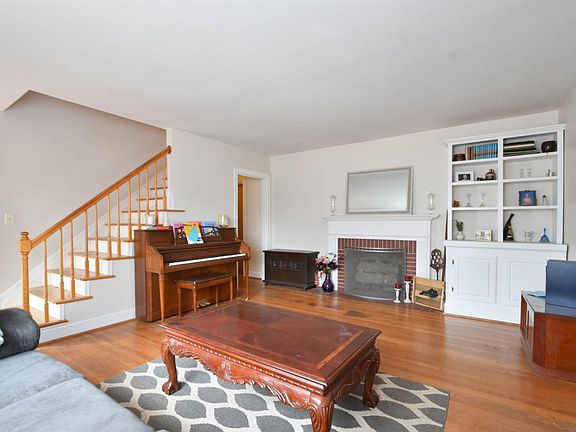4th image of 221 Boiling Springs Dr