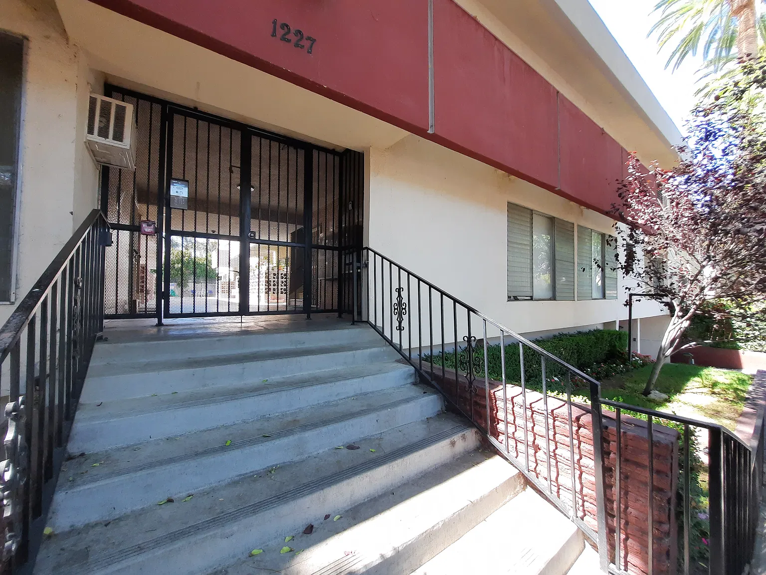 1227 N Fuller Ave — Photo 2
