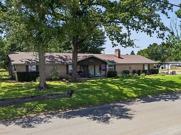 2nd image of 201 Colonial Cir