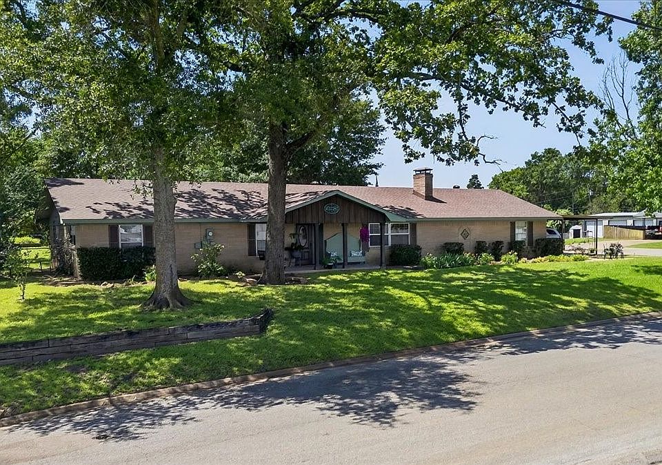 1st image of 201 Colonial Cir