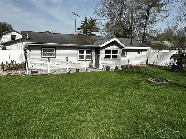 520 W Jessie Rd, Sanford, MI 48657