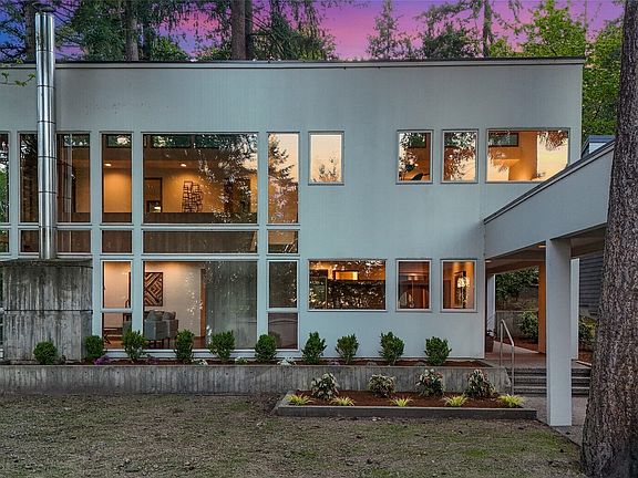 3rd image of 2261 W Lake Sammamish Parkway SE
