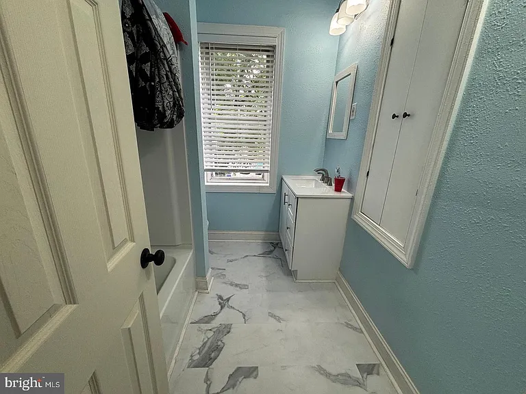 130 E 4th St #2 — Photo 7