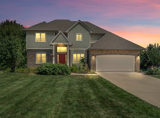 9466 Royal Wood Dr, Peosta, IA 52068