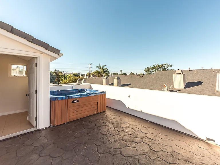 Roof deck w/ jacuzzi