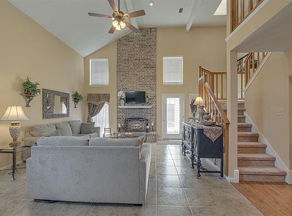 3rd image of 2304 Clareton Dr