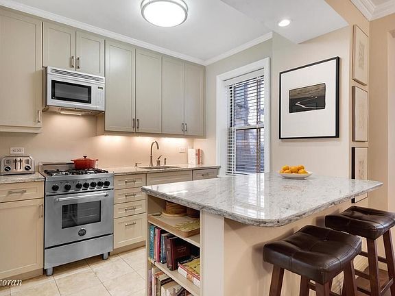 4th image of 415 E 52nd St APT 3EA