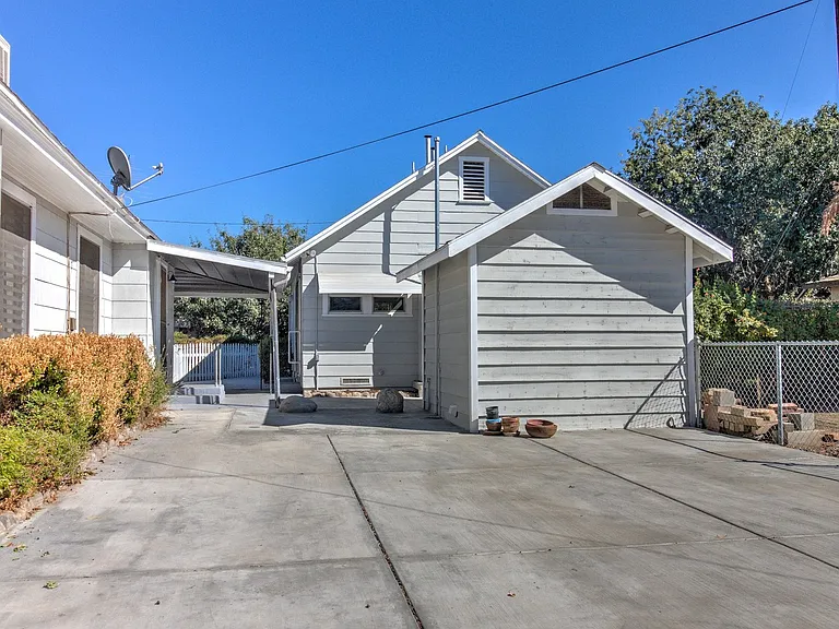 1320 1/2 E Colton Ave — Photo 3