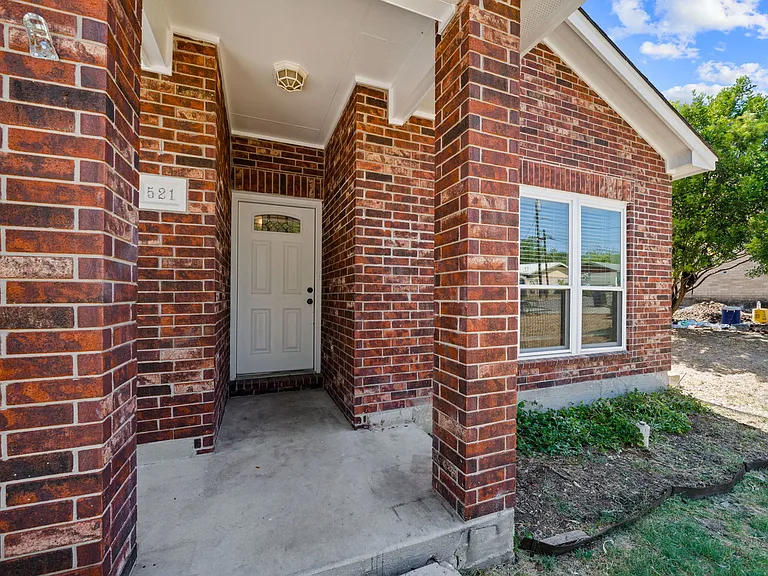521 Clearfield Dr — Photo 3