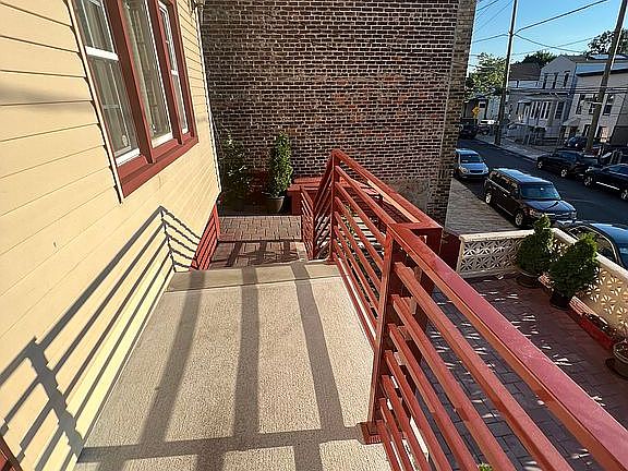 4th image of 328 Liberty Ave