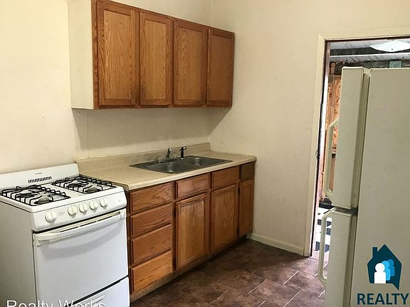 3rd image of 1027 Goodhue Blvd #3