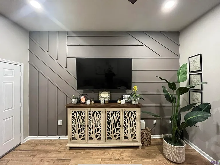 7855 Clover Ridge Ave — Photo 3
