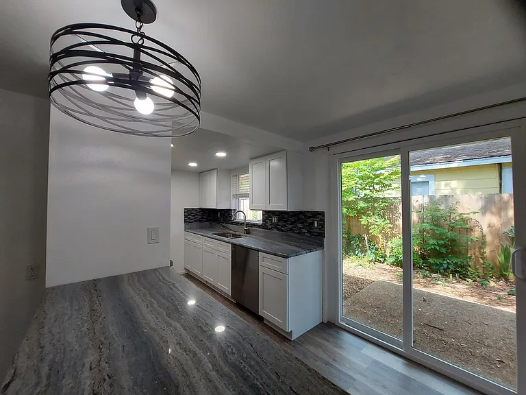 1071 Highland St — Photo 9