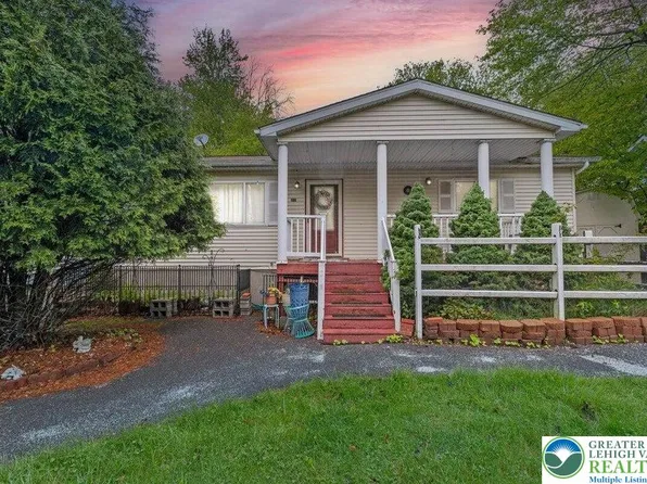 1041 Country Place Dr, Tobyhanna, PA 18466