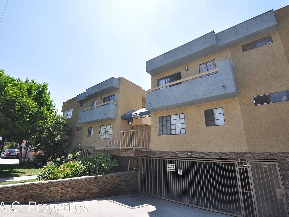 1st image of 12142 Oxnard St APT 110