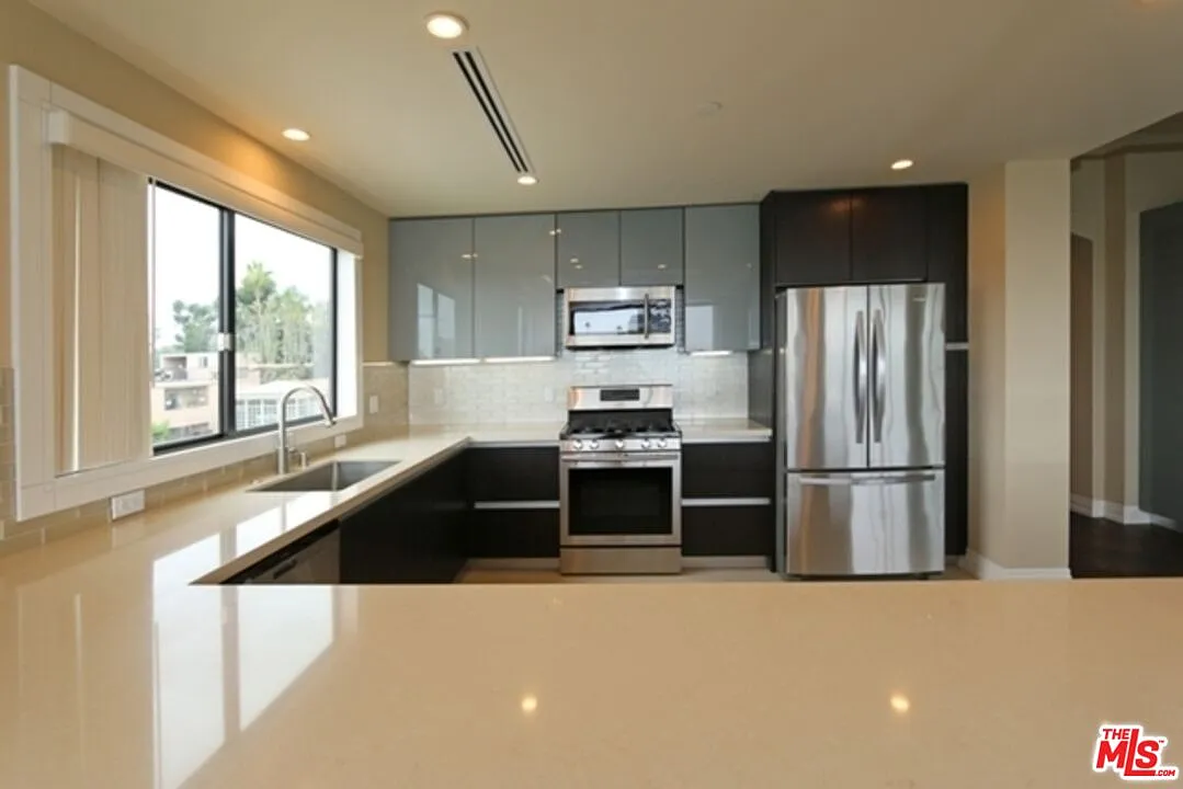 2 bed, 2.5 bath, 1837 sqft, $8,200 — Photo 4