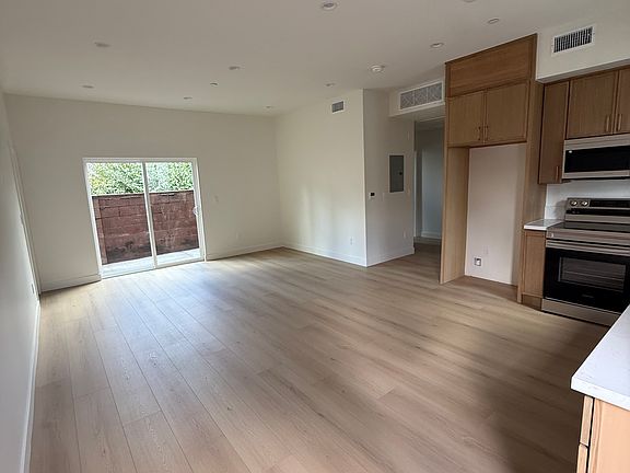 4th image of 10153 Swinton Ave