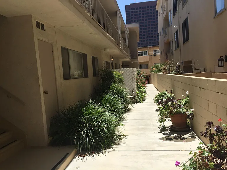 11748 Mayfield Ave #5 — Photo 22