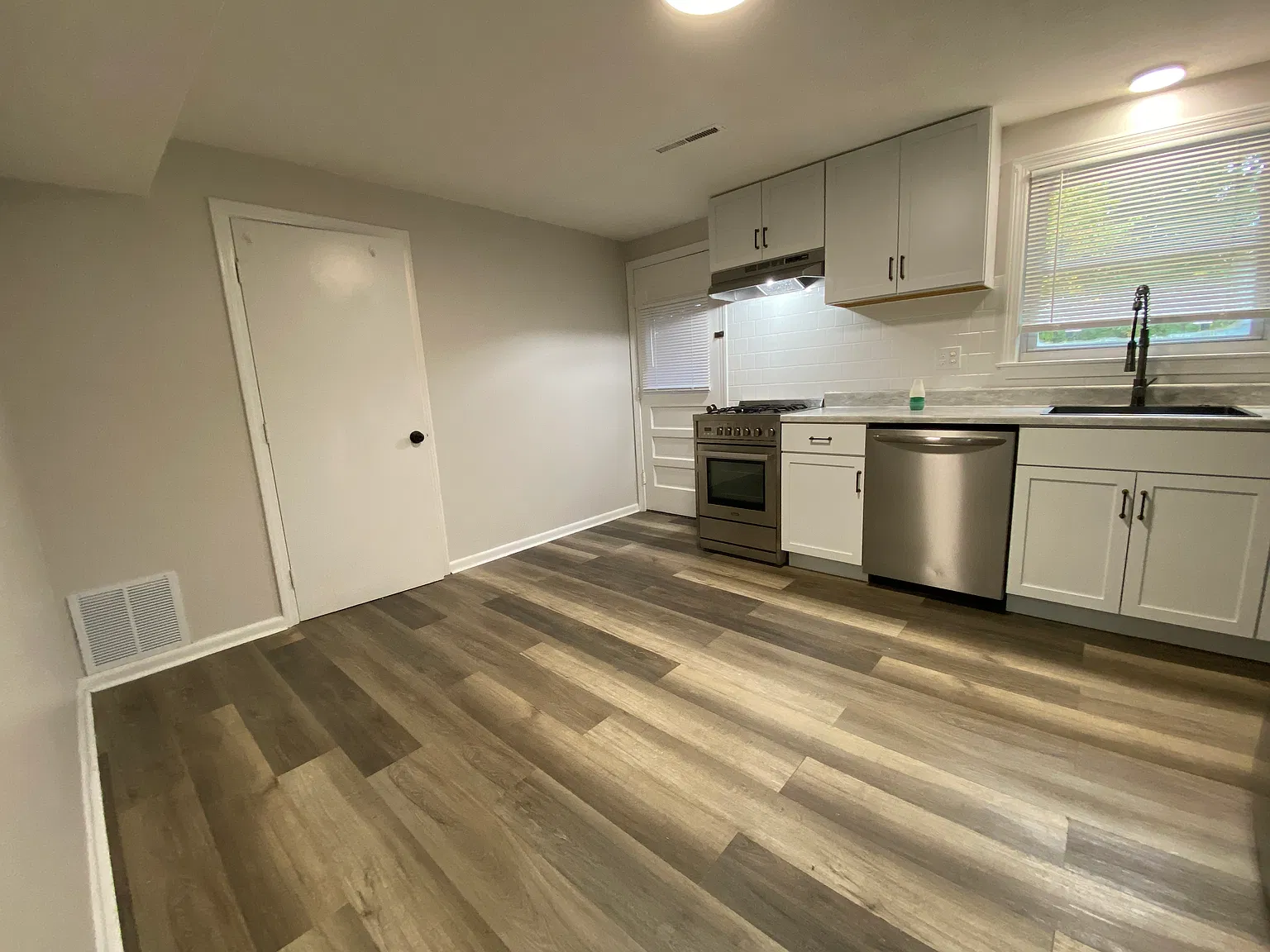 2 bed, 1036 sqft, $2,300 — Photo 3