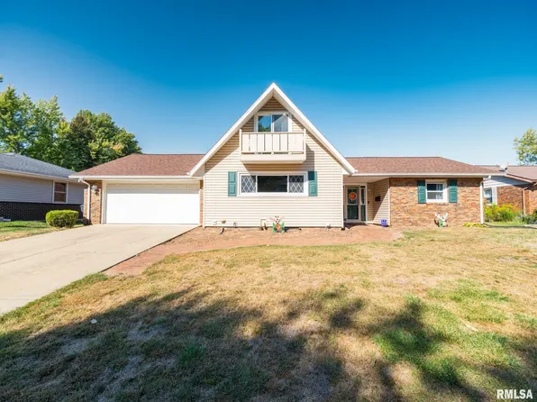 1833 Highwood Ave, Pekin, IL 61554